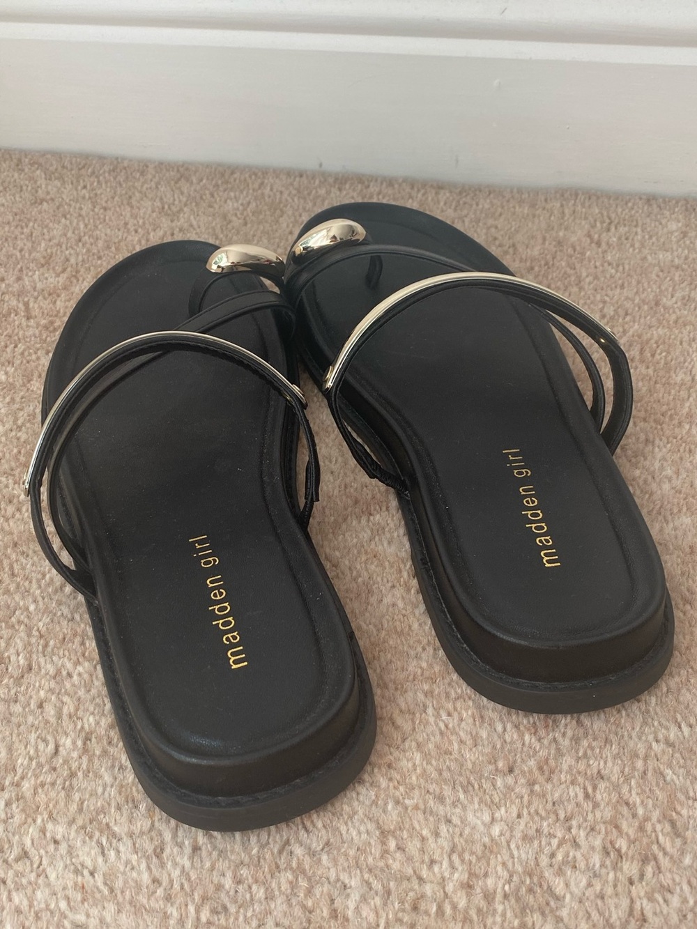 Madden Girl Caribbean Slide-On Black Sandals Toe Loop & Gold Hardware Sz 7.5 NEW - Picture 5 of 8